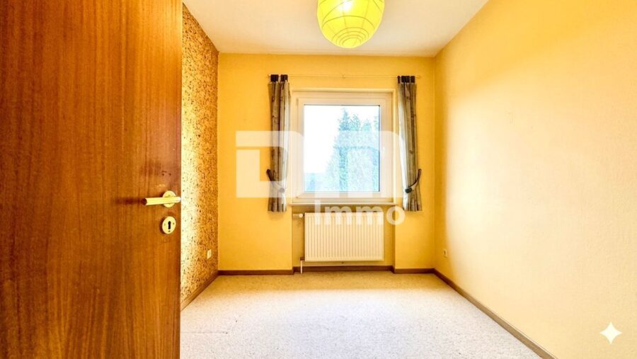 (R)eserviert!Sanierter Zweigenerationen-Traum mit Pooloase und autarker Zukunftsvorsorge - WE2 OG Kind / Gäste / Büro